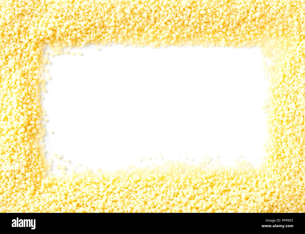 Cumulo di materie, couscous crudo telaio su sfondo bianco Foto Stock