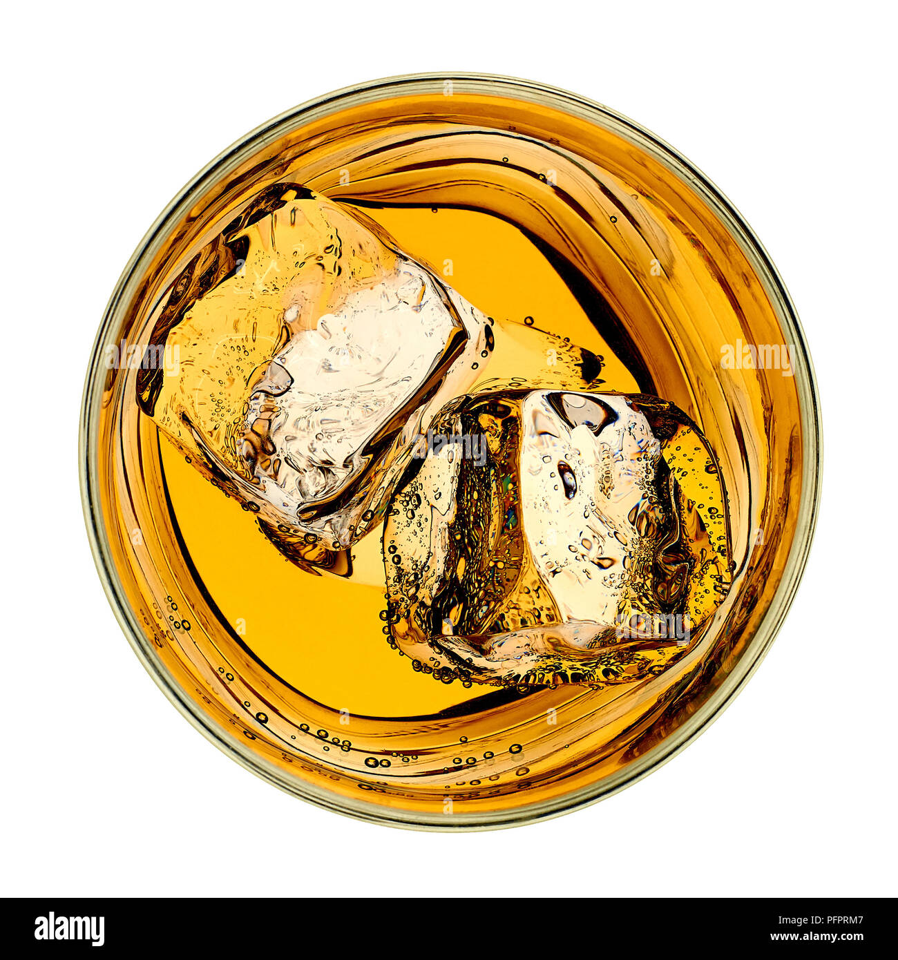 Il whiskey con cubetti di ghiaccio nel bicchiere dalla parte superiore su sfondo bianco tra cui tracciato di ritaglio Foto Stock