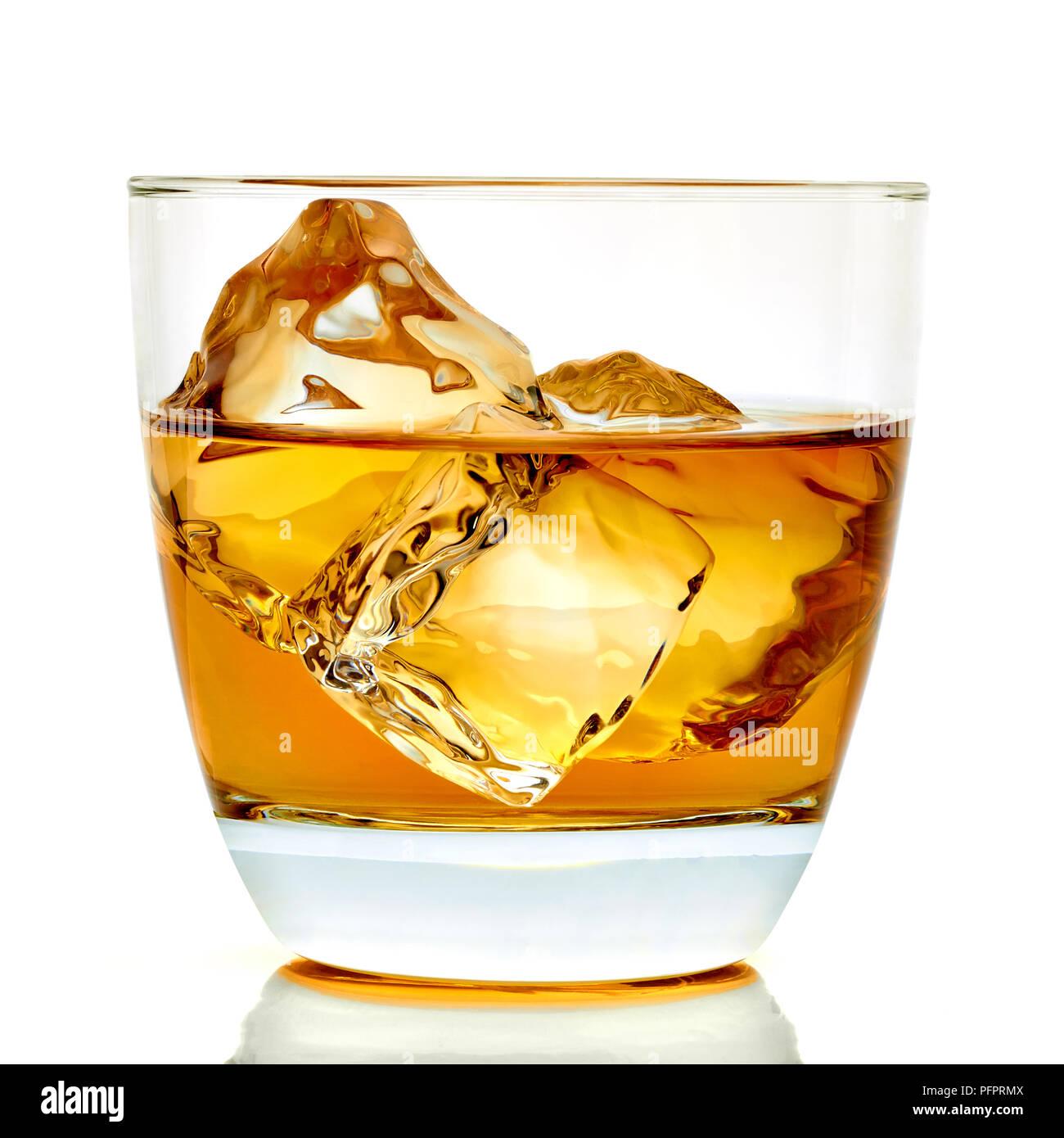 Il whiskey con cubetti di ghiaccio nel bicchiere con tracciato di ritaglio Foto Stock