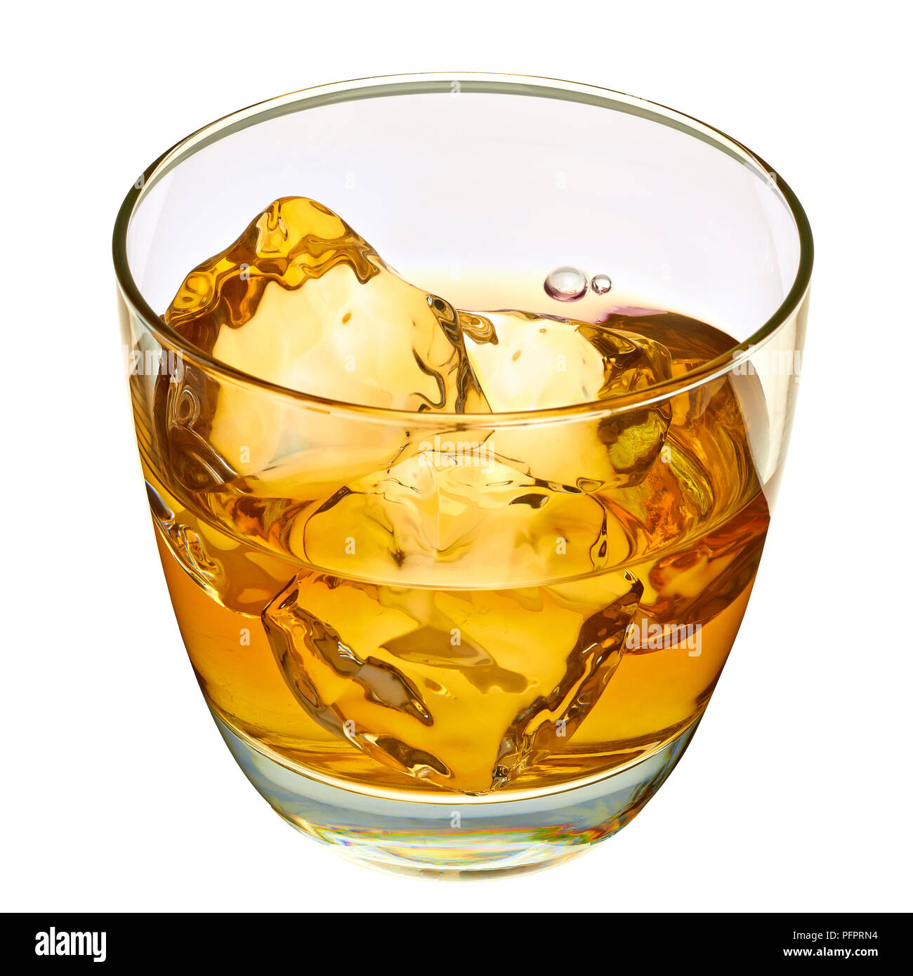 Il whiskey con cubetti di ghiaccio nel bicchiere di rocce tra cui tracciato di ritaglio Foto Stock