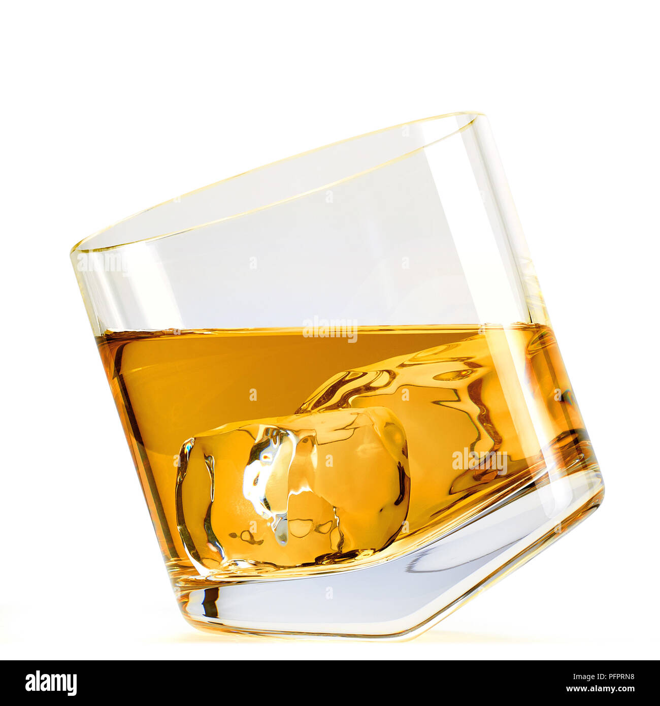 Il whiskey con ghiaccio in rocce inclinate vetro su sfondo bianco tra cui tracciato di ritaglio Foto Stock