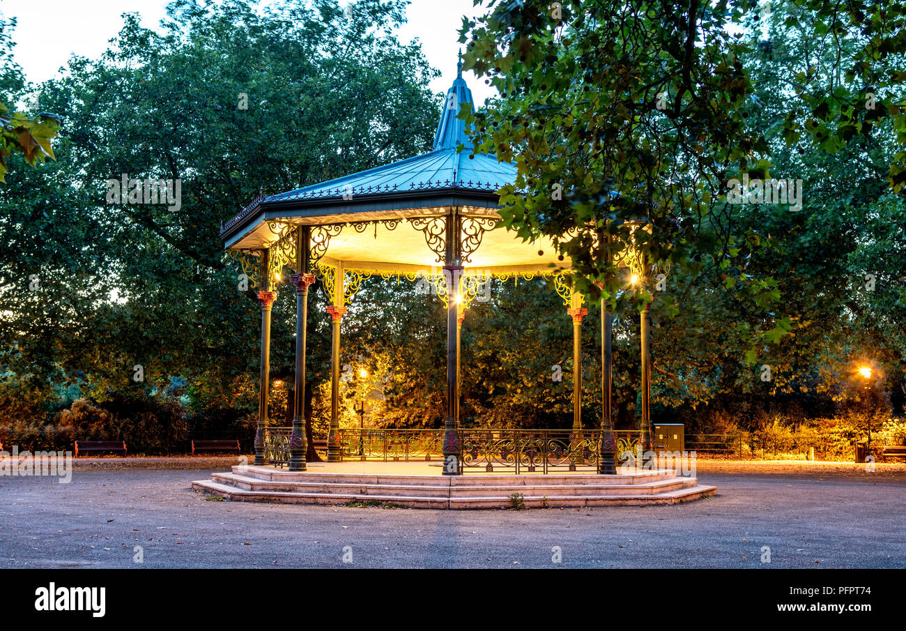 Un palco per spettacoli in stile vittoriano di notte Battersea Park London REGNO UNITO Foto Stock