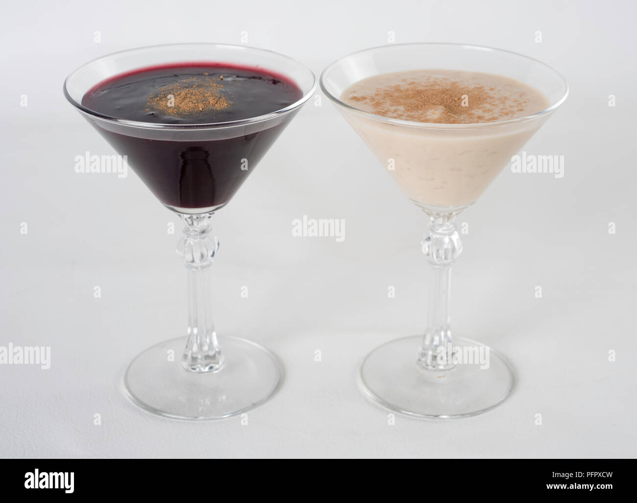 Visualizzazione di riso al latte con Arroz con leche e altri dolci peruviani Foto Stock