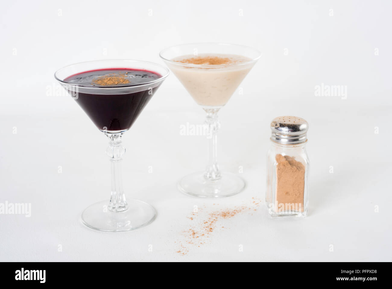 Visualizzazione di riso al latte con Arroz con leche e altri dolci peruviani Foto Stock