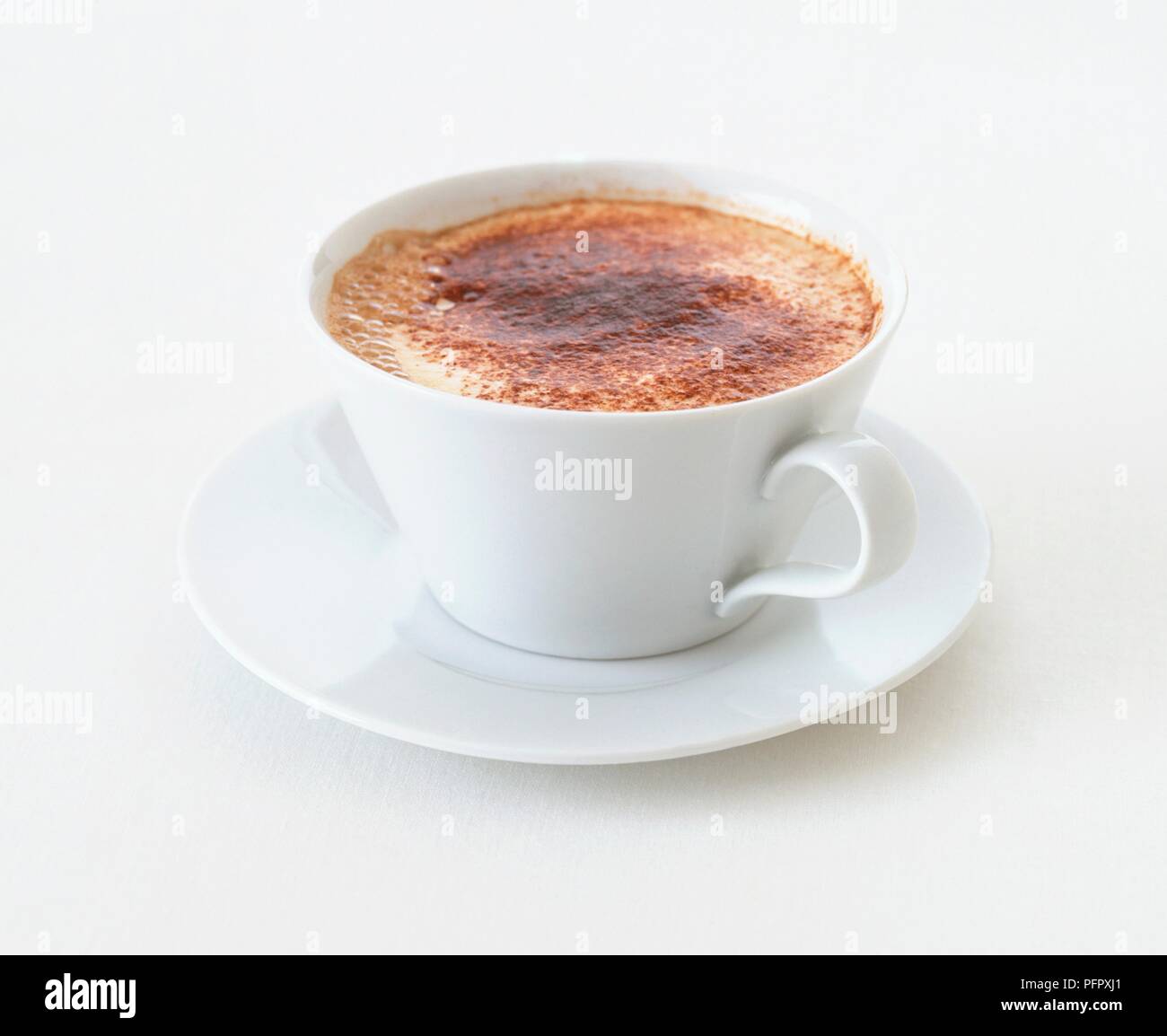 Cappuccino con cioccolato al top nella tazza bianca Foto Stock