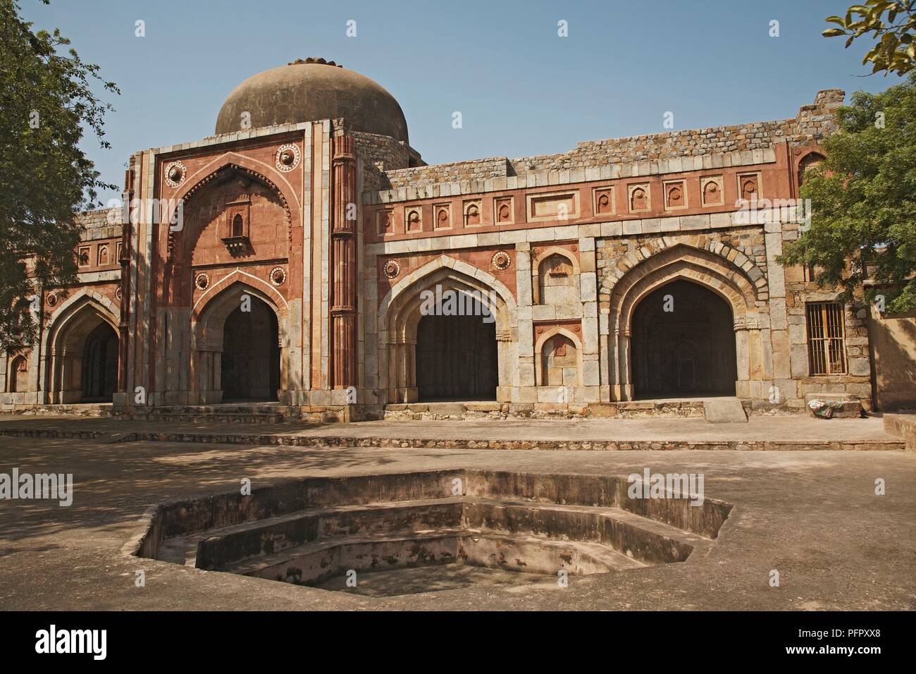 India, Delhi, Mehrauli, Qutb Minar complesso, Jamali Kamali moschea, facciata che mostra gli archi e la cupola Foto Stock