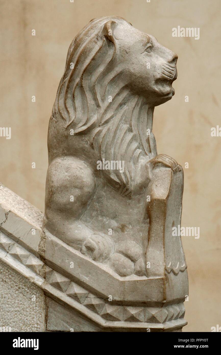 La Slovenia, Koper, Pretorska Palace (Palazzo Pretorio) scolpito lion su scala ornati Foto Stock