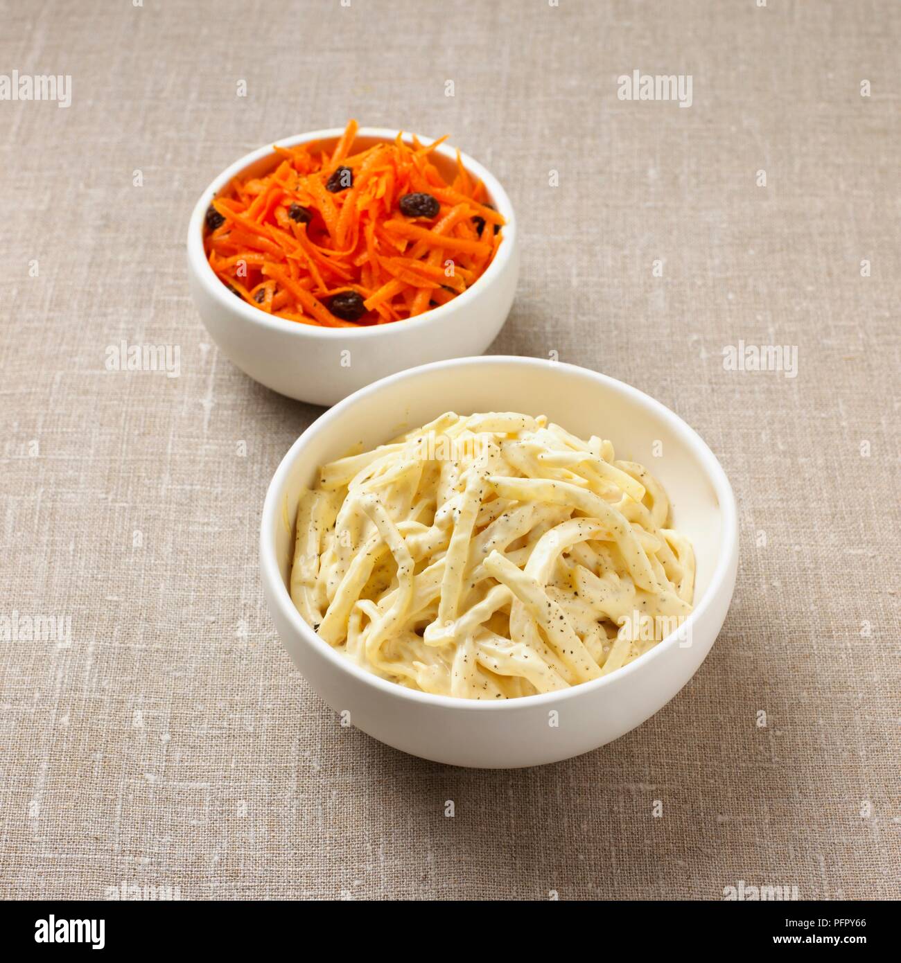 Ciotola di carota e passito, insalata e una ciotola di insalata di sedano rapa Foto Stock