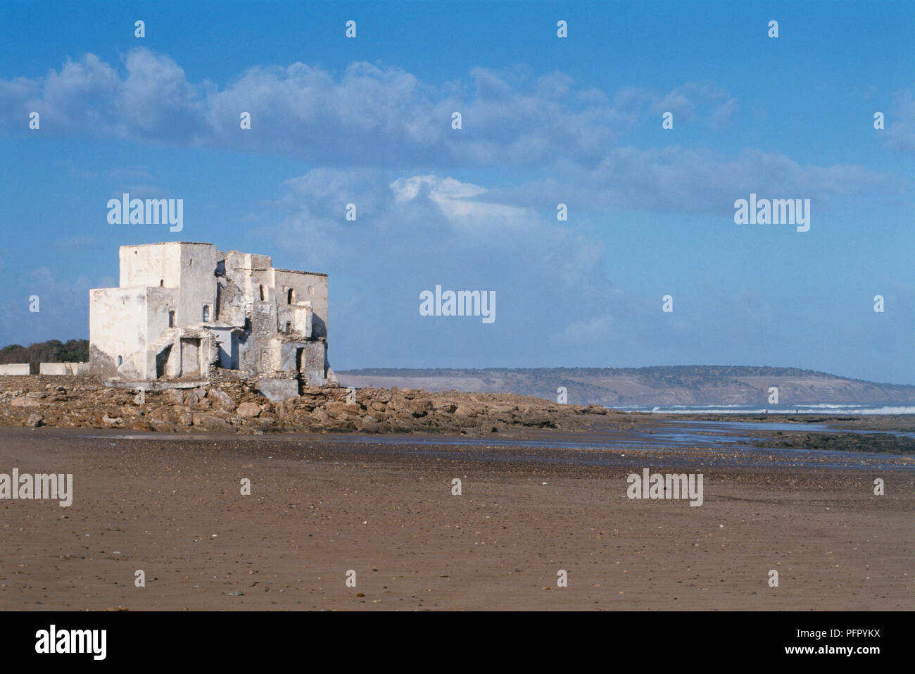 Marocco Essaouira, Marabutto di Sidi Kaouki (Mausoleo di Sidi Kaouki), santuario affacciato sulla spiaggia Foto Stock