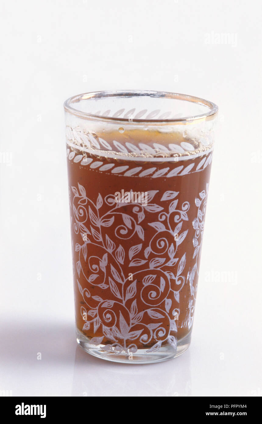 Il vetro del marocchino tè alla menta, close-up Foto Stock