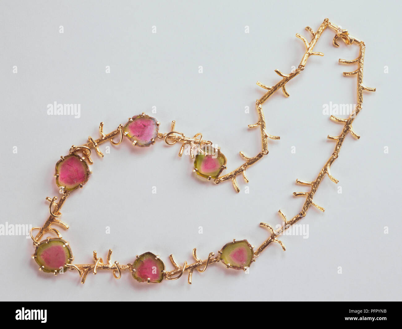Tormalina rosa su collana in oro Foto Stock