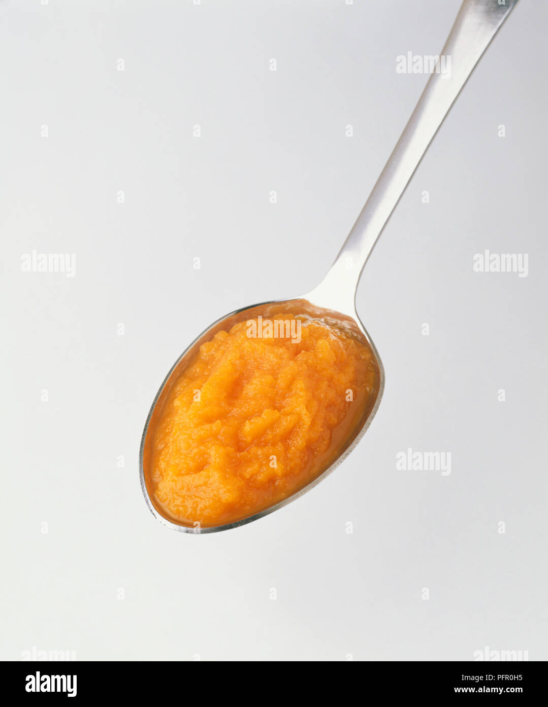 Purea di carota sul cucchiaio Foto Stock