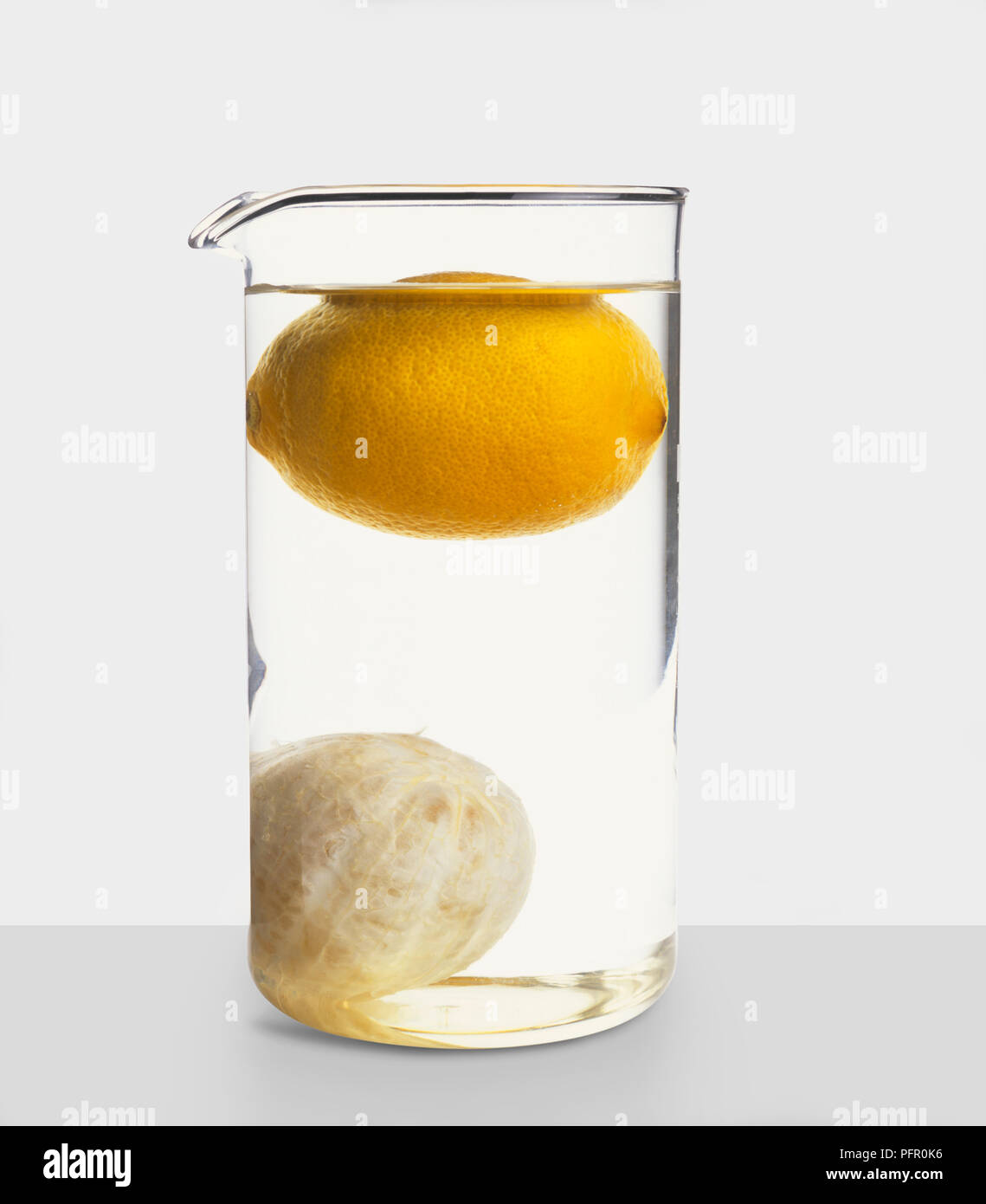 Satsuma pelati a fondo della brocca di acqua con limone intero galleggiante sopra Foto Stock