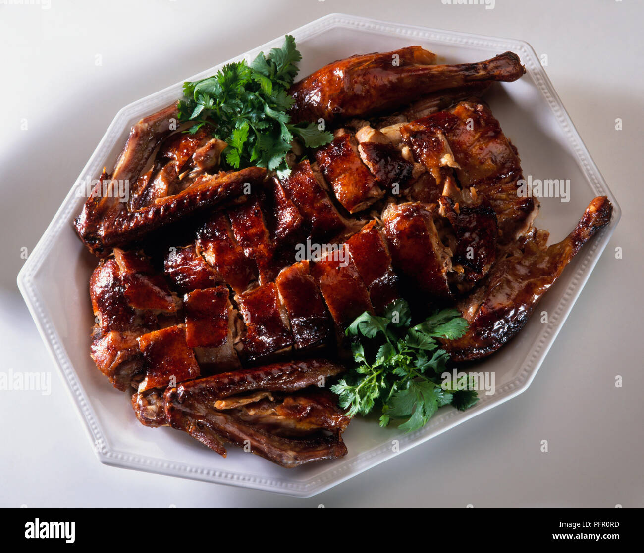 Cinese anatra arrosto su bianco piatto Foto Stock