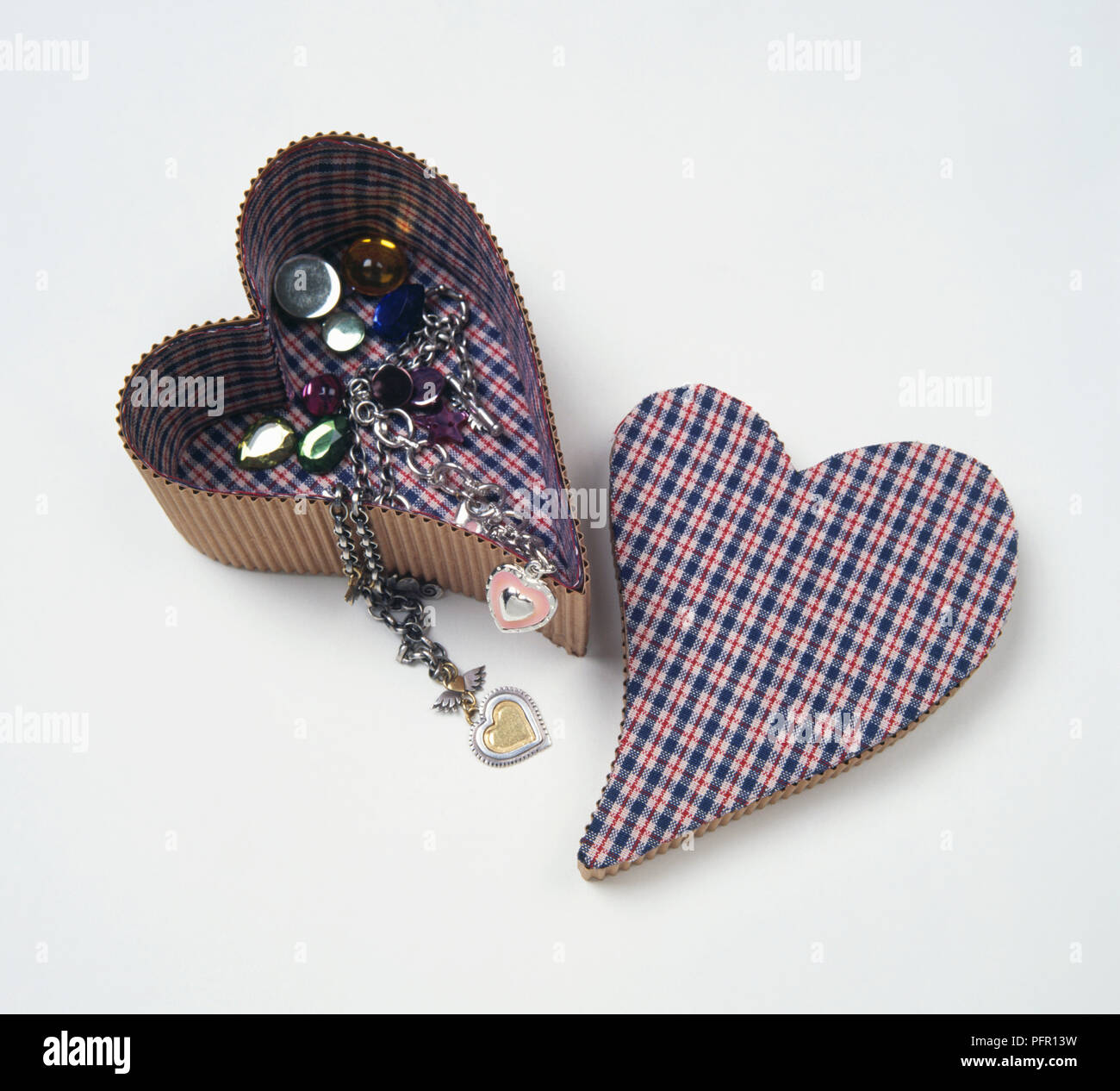 Gioielli e monili in cuore a forma di scatola di gioielli realizzati dal tessuto controllato e il cartone ondulato Foto Stock