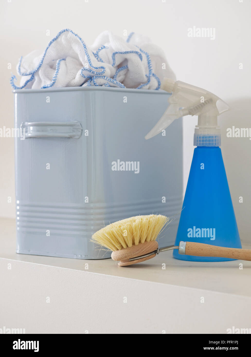 Retro-revival e di moderne attrezzature per la pulizia sul ripiano in ambito domestico lavanderia Foto Stock