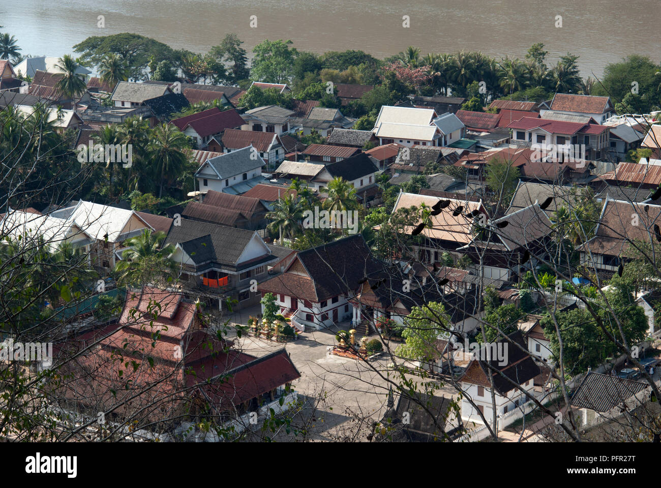 Laos Laos settentrionale, Luang Prabang (Luang Phabang), il panorama della città e del fiume Mekong da parte-via per il Monte Phou Si (Mount Phu Si) Foto Stock