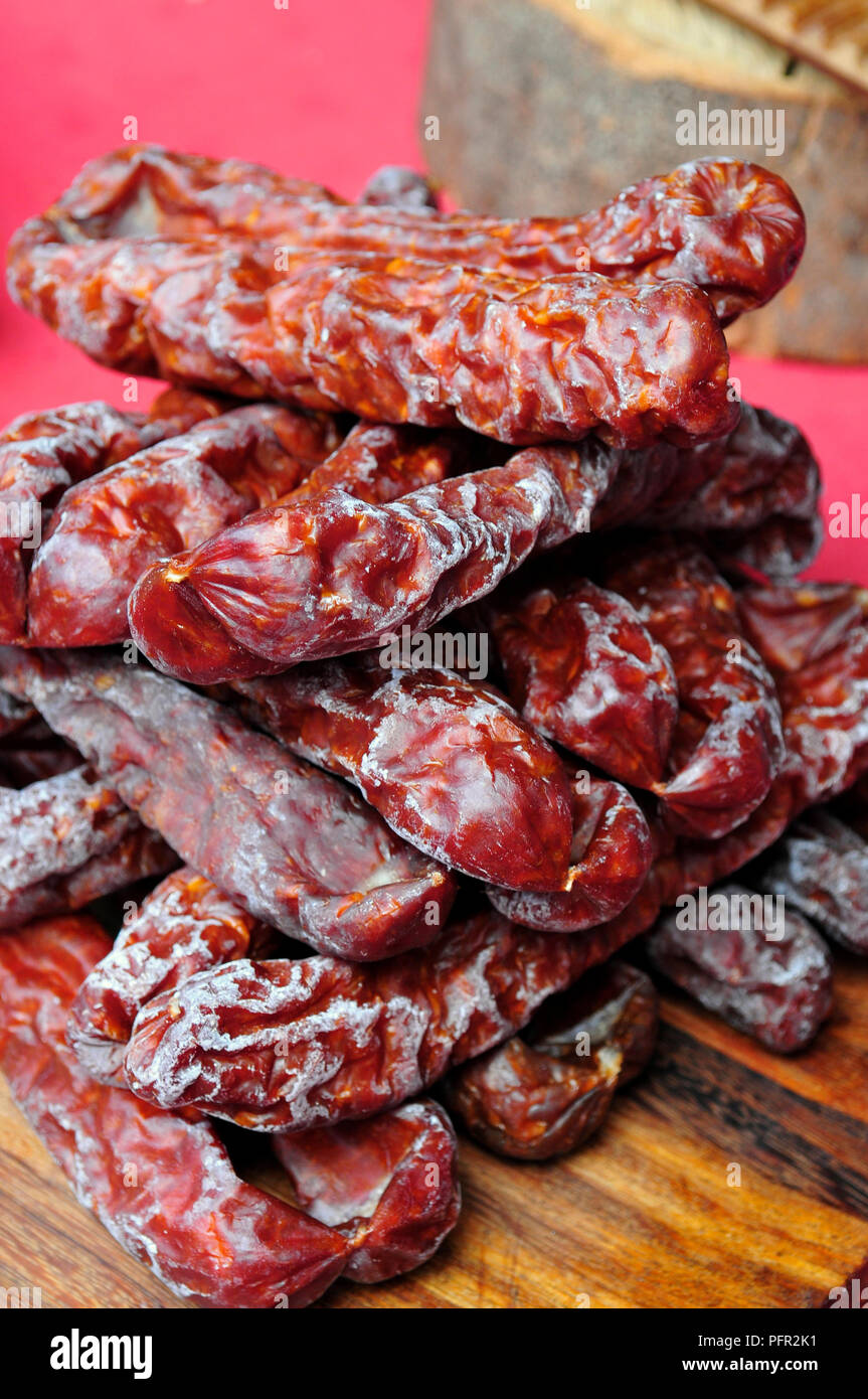 Pila di affumicati Salsicce polacco sul mercato in stallo, close-up Foto Stock