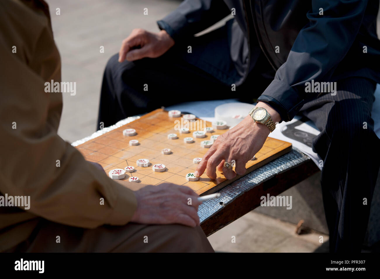 Corea del Sud, Seoul, Jongno, Jongmyo Park, gli uomini che giocano a scacchi cinesi Foto Stock