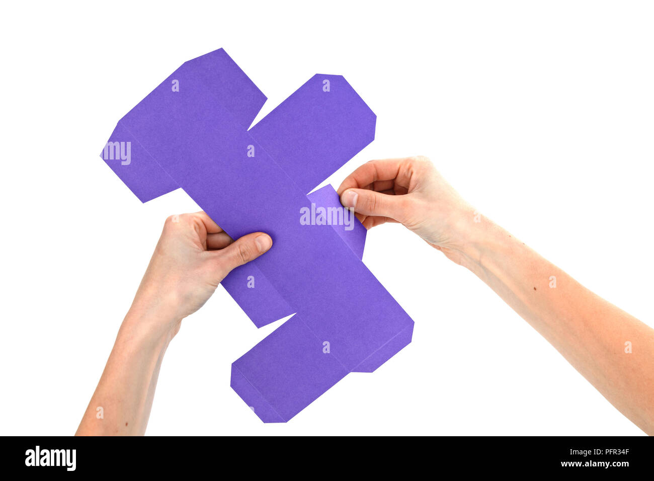 La realizzazione di una scatola fuori di purple card, la piegatura verso l'interno lungo la segnato linee di piegatura Foto Stock