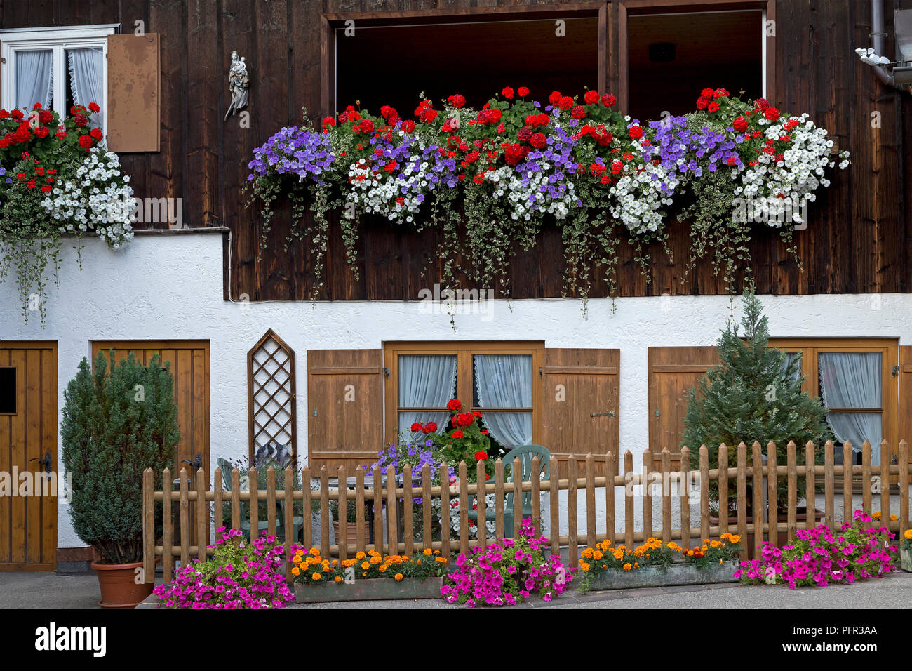 Muro di casa con fiori colorati, Oberstdorf, Allgaeu, Baviera, Germania Foto Stock