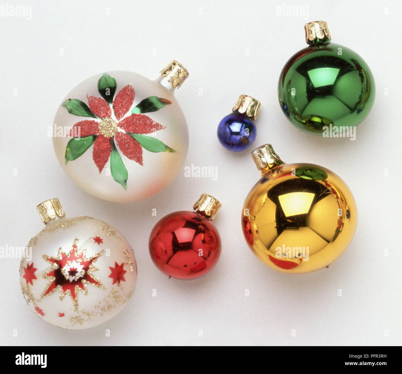 Albero di natale baubles in rosso, verde, blu, oro e bianco Foto Stock