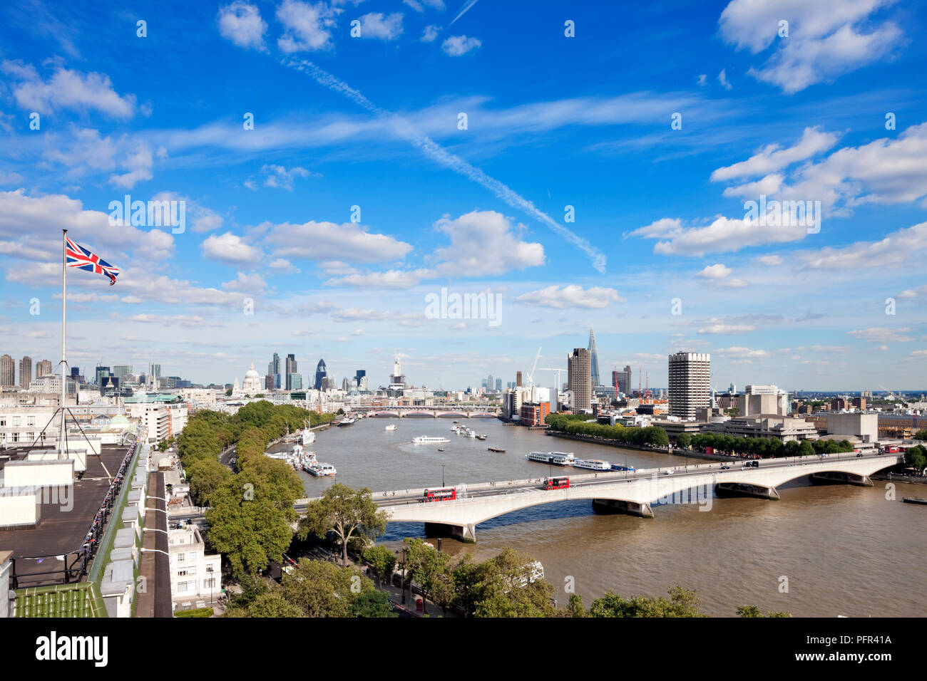 Gran Bretagna, Inghilterra, Londra, vista in elevazione della skyline della città, il tetto del Savoy Hotel sulla sinistra, Waterloo Bridge in primo piano Foto Stock