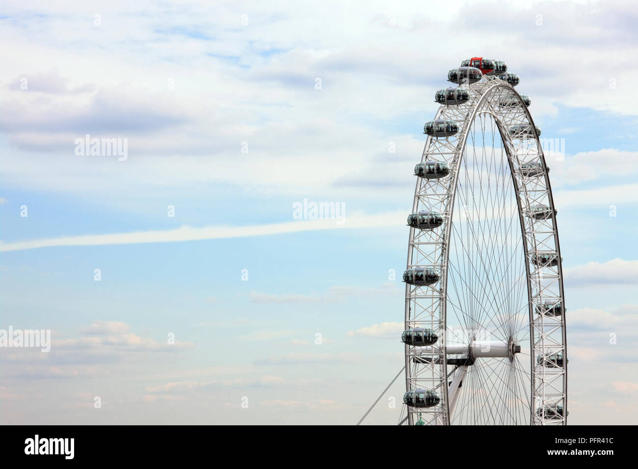 Gran Bretagna, Inghilterra, London, London Eye visto contro il cielo nuvoloso Foto Stock