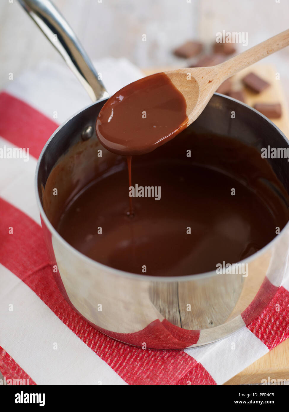 La produzione del cioccolato pot, dessert cioccolato fondente in padella Foto Stock