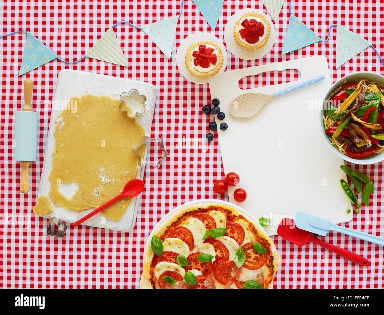 Selezione di cibi dolci e salati, cottura e utensili da forno Foto Stock