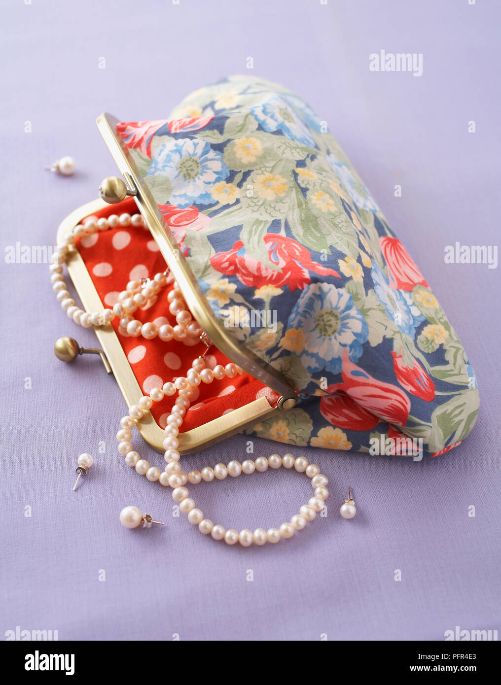 Chiusura del telaio in borsa o sacchetto contenente collana di perle Foto Stock