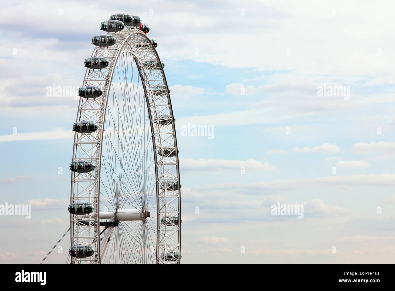 Gran Bretagna, Inghilterra, London, London Eye visto contro il cielo nuvoloso Foto Stock