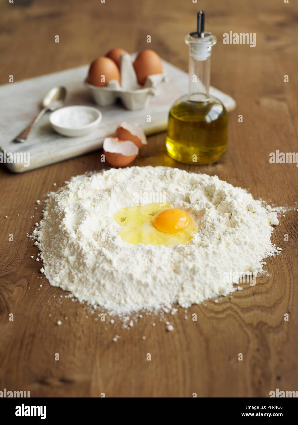 Uovo, Olio d'oliva e farina pronta per essere miscelati insieme (rendendo la pasta) Foto Stock