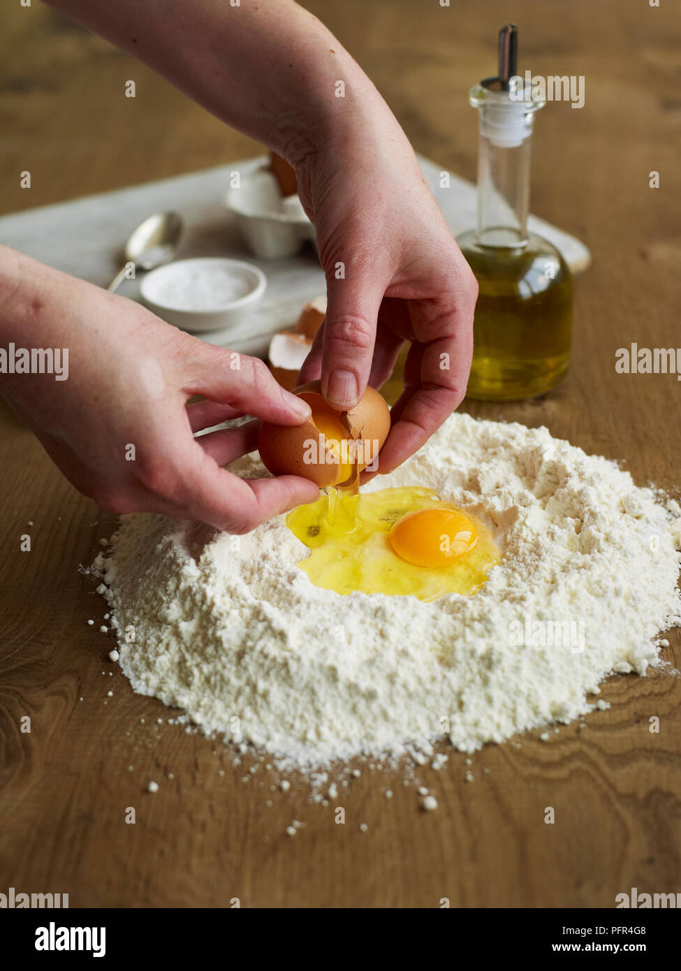 La miscelazione di uovo, olio di oliva e la farina (rendendo la pasta) Foto Stock