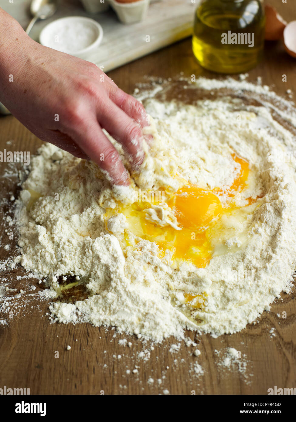 La miscelazione di uovo, olio di oliva e la farina (rendendo la pasta) Foto Stock