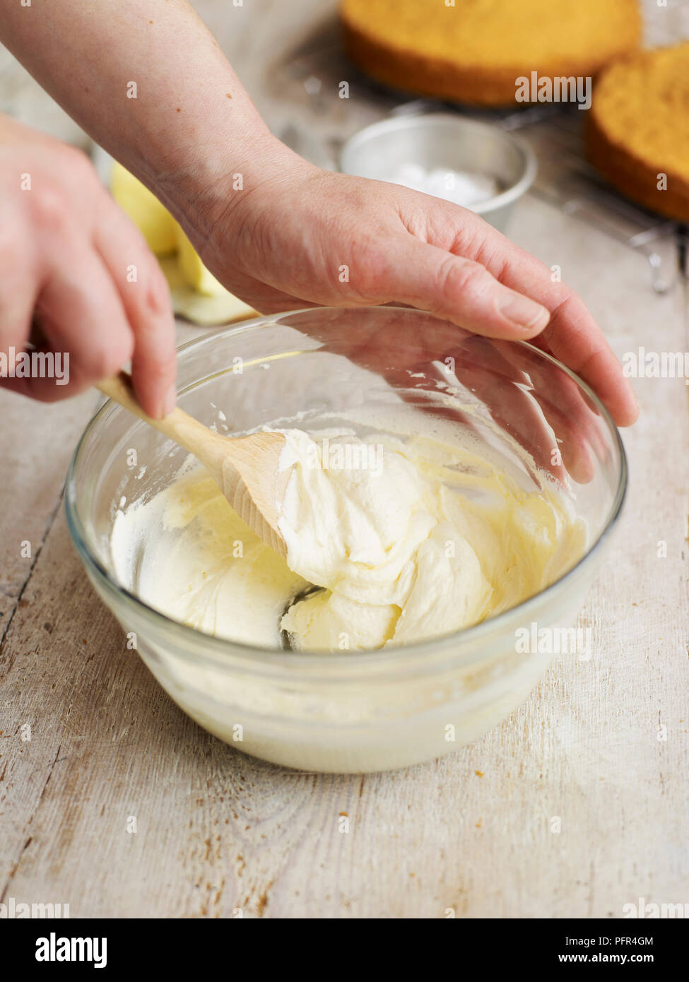 Preparare il burro glassa per Victoria sponge cake Foto Stock