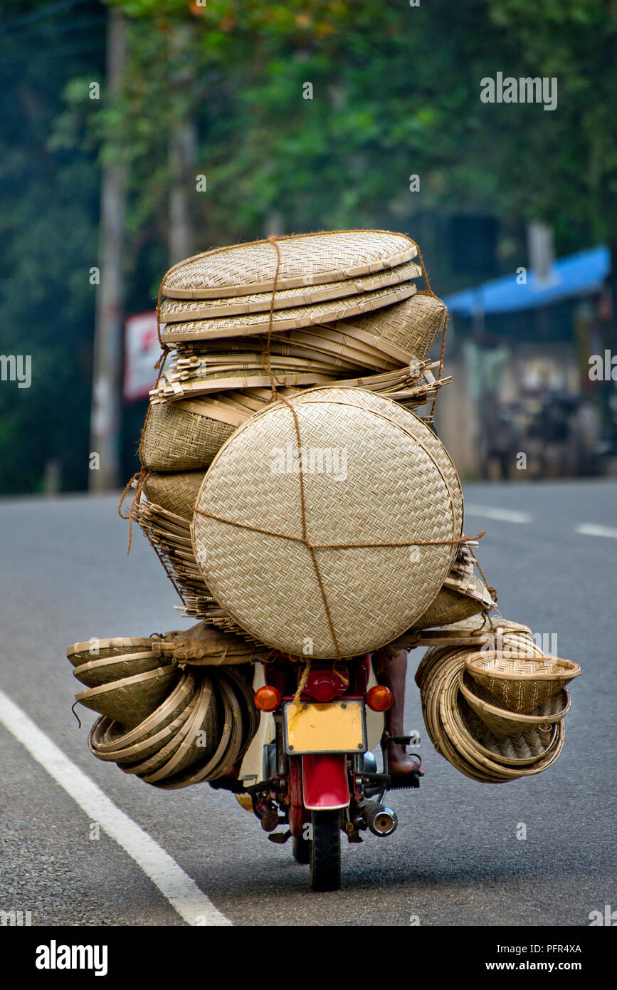 Sri Lanka, Sabaragamuwa Provincia, Ratnapura, scooter caricato con cesti Foto Stock