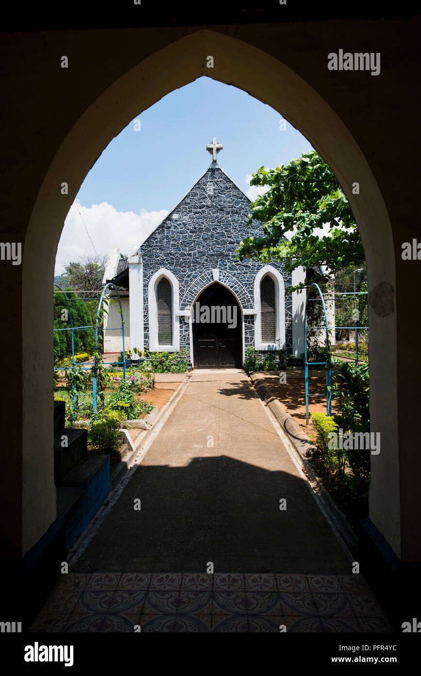 Sri Lanka, provincia di Uva, Badulla, San Marco Chiesa vista attraverso gatehouse arch Foto Stock