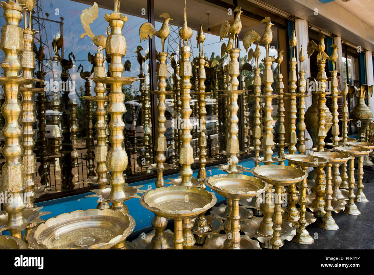 Sri Lanka, provincia centrale, Kandy, Gadaladeniya tempio, ornamenti in ottone per la vendita Foto Stock