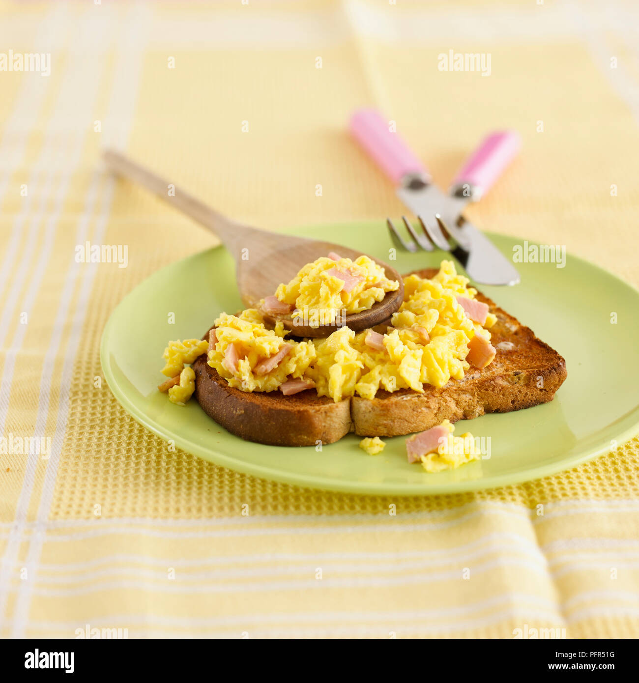 Prosciutto e uova su pane tostato Foto Stock