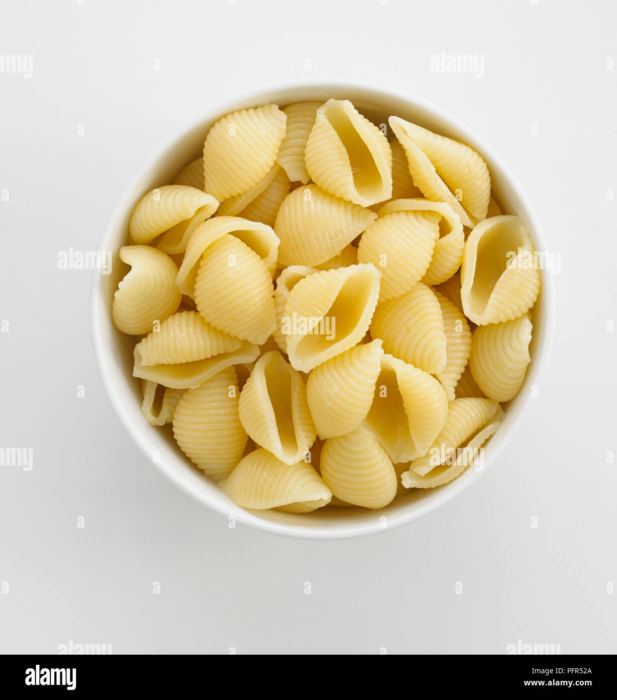Ciotola di conchiglie pasta Foto stock - Alamy