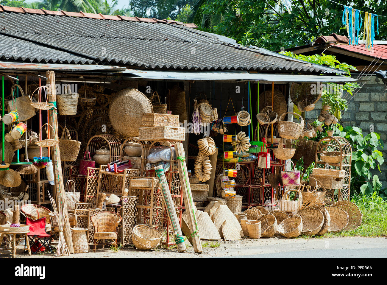 Sri Lanka, provincia occidentale, Pasyala, Kandy Road, varietà di cesti di vimini in negozio Foto Stock