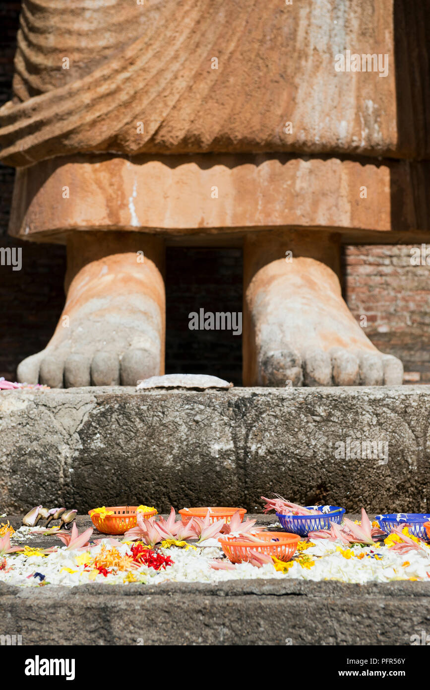 Sri Lanka, provincia di Uva, Maligawila, ai piedi della statua del Buddha Foto Stock