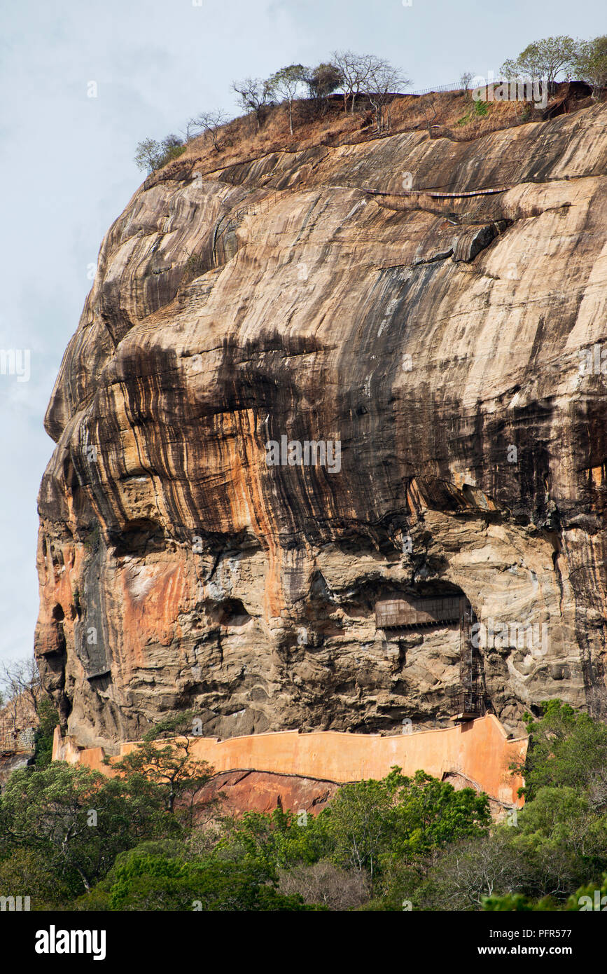 Sri Lanka, della Provincia Meridionale, Kimbissa, Sigiriya Road, formazione di roccia Foto Stock