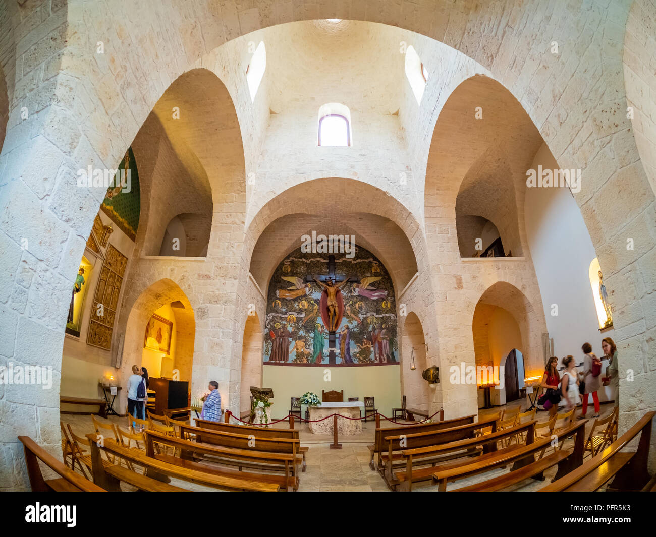 Alberobello, Italia - 15 agosto 2018: all'interno del trullo-chiesa nel villaggio di Trulli di Alberobello. I turisti che visitano indoor della famosa architettura. Foto Stock