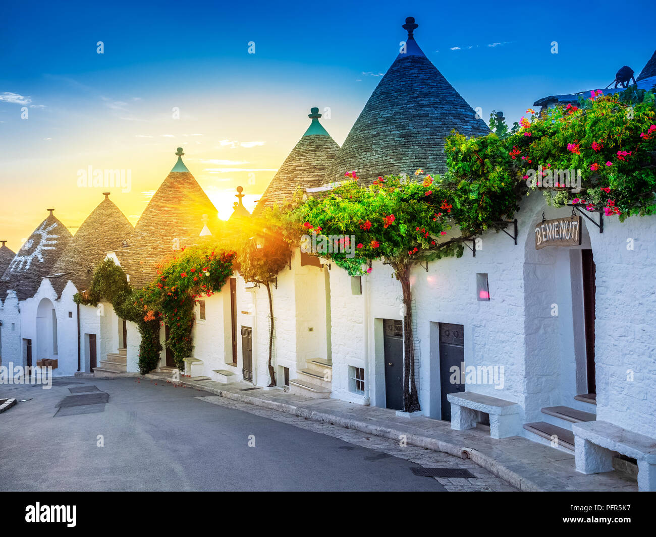 Tradizionali case di Trulli di Alberobello village, illuminato da sunrise. Regione Puglia - Italia. Foto Stock