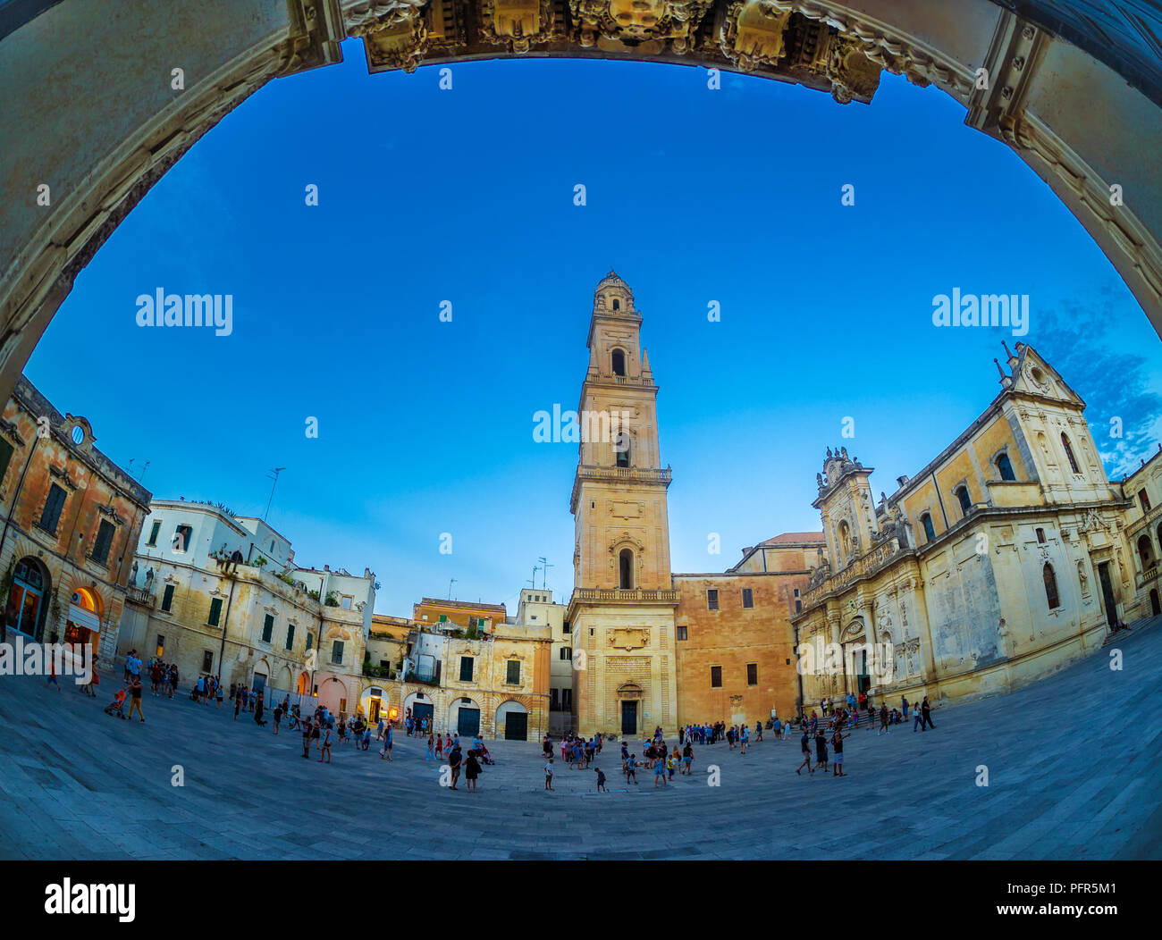 Ampia perspetive del famoso Duomo - Cattedrale di Santa Maria Assunta - Lecce cityscape di Italia Foto Stock