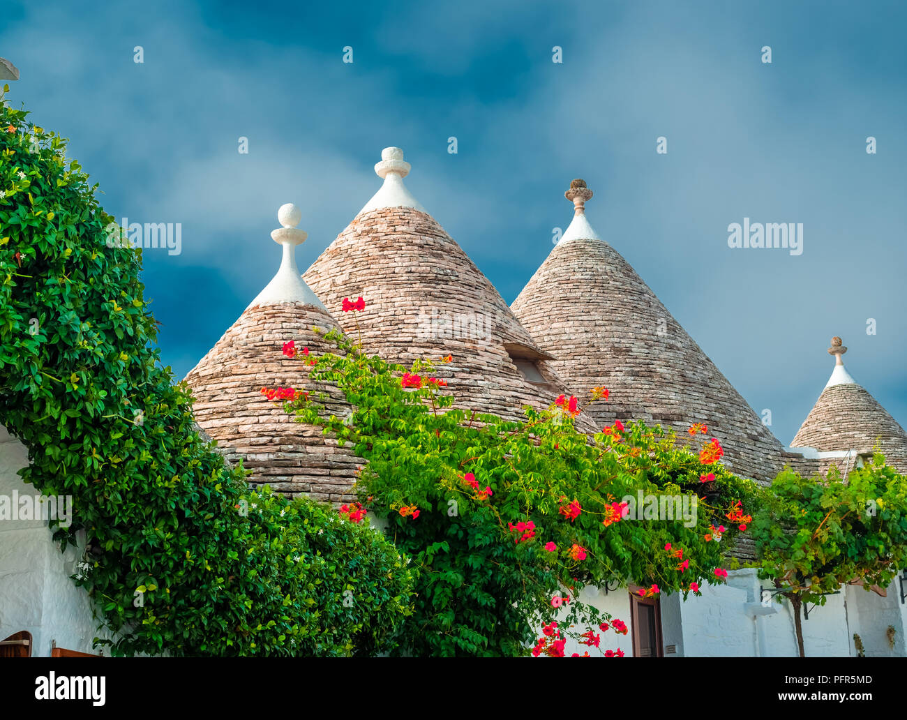 Casa Tradizionale arhitecture sul tetto del folk village Trulli di Alberobello, Italia Foto Stock