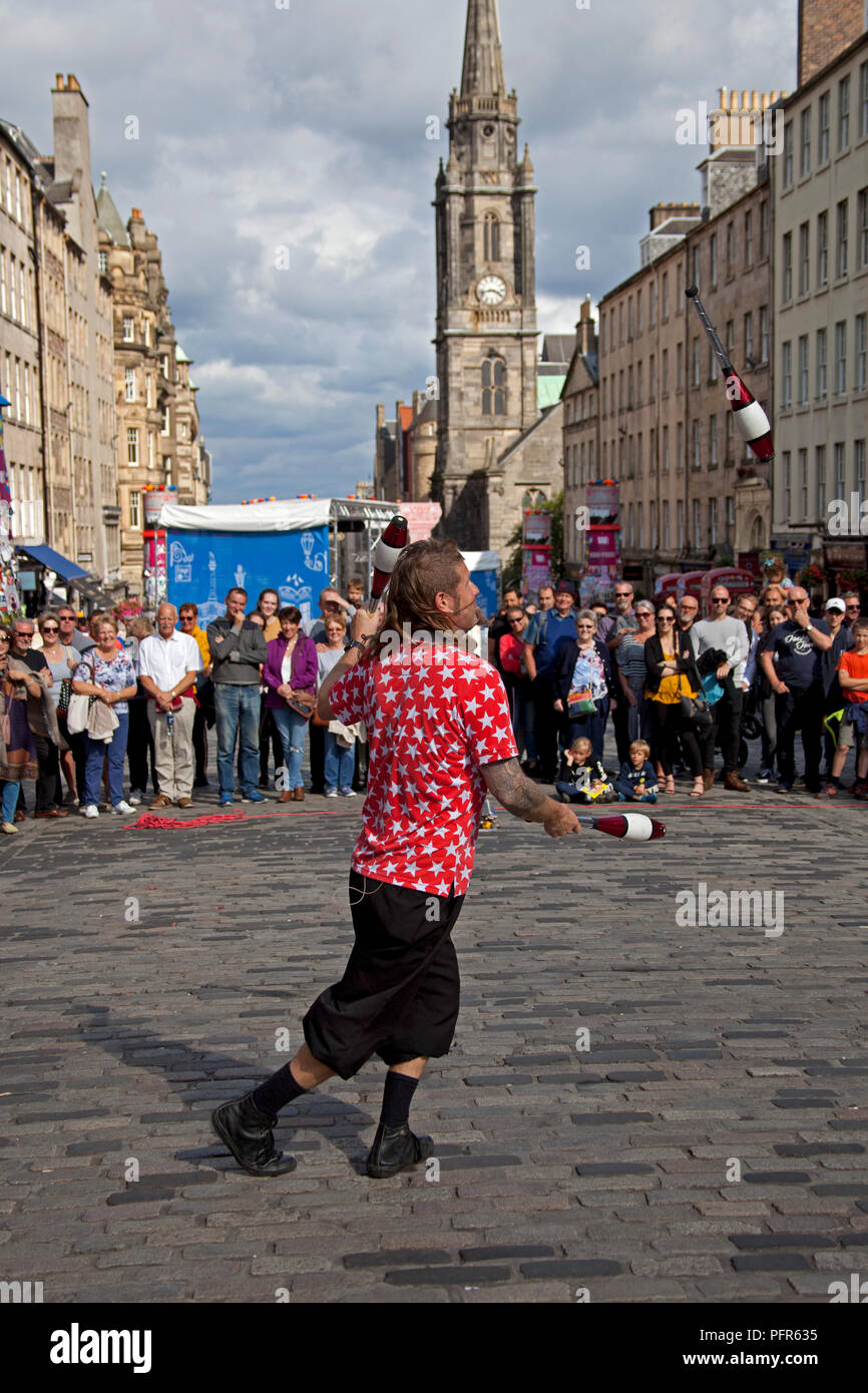 Edinburgh Fringe Festival giocoliere eseguendo, Royal Mile, Scotland, Regno Unito 2018 Foto Stock