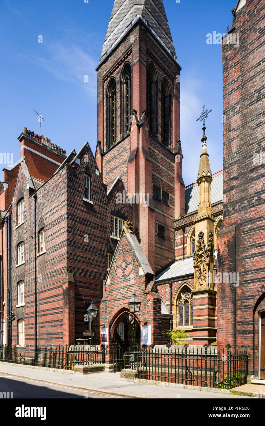 Tutti i Santi, Margaret Street, Londra, 1850 dall'architetto William Butterfield, un importante chiesa del revival gotico in Gran Bretagna. Foto Stock